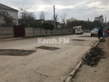 Новости » Общество: В Керчи начался ямочный ремонт на Вокзальном шоссе