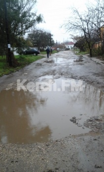 Новости » Общество: Керчанам приходится переплывать дорогу, чтобы добраться к своим домам