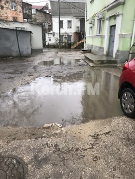 Новости » Общество: В жилом дворе можно руки-ноги переломать, пока дойдешь домой - керчане