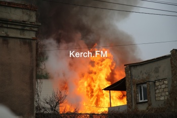 В МЧС рассказали, что горит в центре Керчи (видео)