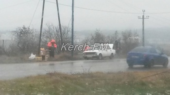 Новости » Общество: В Керчи на «Телецентре» упал столб с проводами