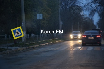 Новости » Общество: Еще один знак пешеходного перехода в Керчи упал