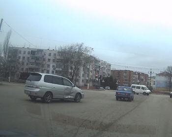 В Керчи на ул. Мирошника столкнулись минивэн и легковушка