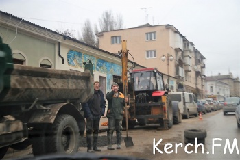 И снова пробка: на Советской разрыли дорогу из-за прорыва водовода