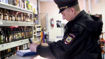 Новости » Криминал и ЧП: В Керчи полицейские пресекли ночную продажу алкоголя