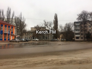 В Керчи на Чкалова произошел прорыв водовода