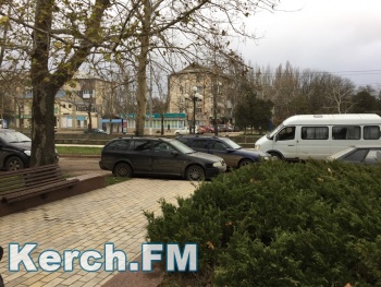 Новости » Общество: Керчане стоят в пробке из-за припаркованных машин на Борзенко