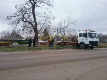 В Керчи на Орджоникидзе в результате ДТП автомобиль попал под газовую трубу