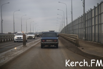 Новости » Общество: Керчане жалуются на грязный путепровод по ШГС