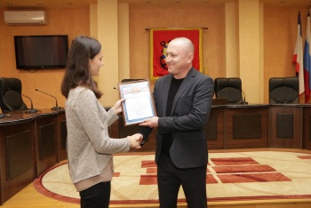 Новости » Общество: Администрация Керчи наградила волонтеров города