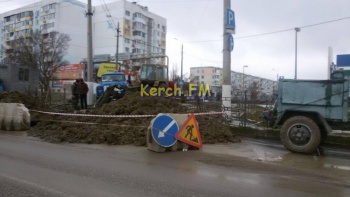 Ремонт водовода по Камыш-Бурунскому шоссе в Керчи продлится до следующей недели