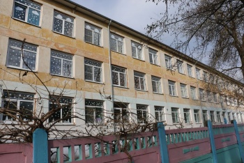 В трех школах Керчи меняют окна