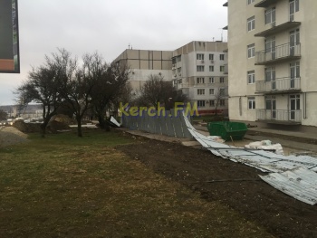 Забор дома для депортированных в Керчи упал и перекрыл единственный тротуар