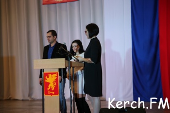 В Керчи на День Конституции РФ торжественно заключили брак