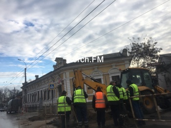 Новости » Общество: В Керчи на Свердлова-Айвазовского разрыли дорогу