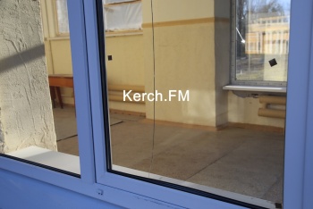 Фотофакт: в политехе Керчи установили новые окна с трещинами