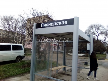 Новости » Общество: На новых остановках в Керчи появились надписи их названий