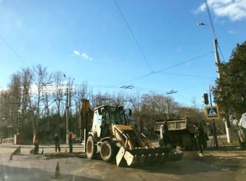На перекрестке  Еременко и Кирова ямочно ремонтировали дорогу