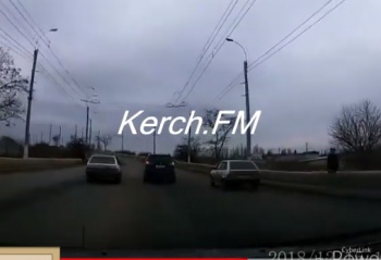 Новости » Общество: Видеорегистратор: опасный обгон на Горьковском мосту