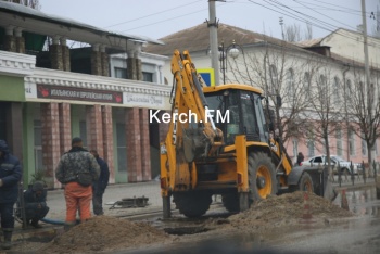 Второй день подряд водоканал на Кирова пытается устранить течь