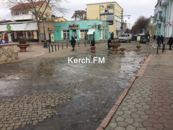 В Керчи на Театральной произошел прорыв водовода