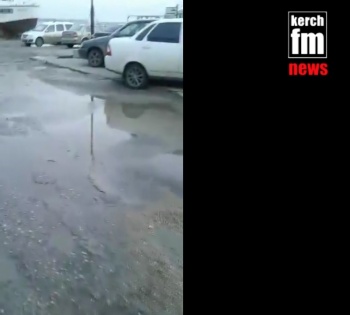 На набережной Керчи в море стекают нечистоты (видео)