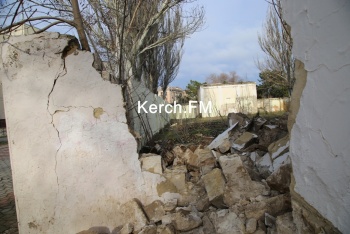 На набережной Керчи обрушилась стена бывшего летнего кинотеатра