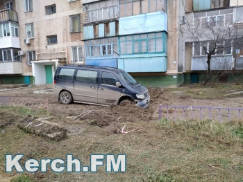 Новости » Общество: Фотофакт: в Керчи машина попала в ловушку водоканала