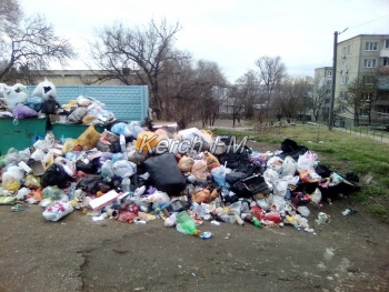 В Керчи неделю не вывозят мусор возле жилых домов