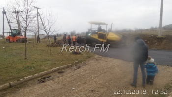 Первый слой асфальта уложили на улице Марата в Керчи