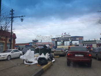 Мусорки переполнены и в центре Керчи, - читатели