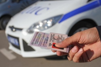 Прокуратура заставила возбудить дело об использовании поддельного водительского удостоверения