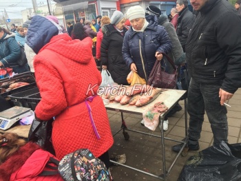 Где полиция? Из-за стихийщиков сложно пройти к рынку, - керчане