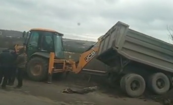 На Керченской трассе столкнулись грузовик, трактор и «ВАЗ»