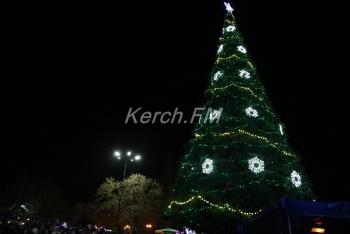 В Керчи зажгли огни на новогодней елке