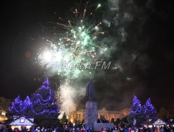 Зажжение огней на новогодней елке в Керчи закончилось фейерверком