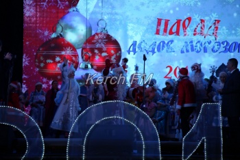 Лучшим Дедам Морозам в Керчи вручили телефоны, планшет и телевизор