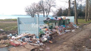 Новости » Общество: Мусорный беспредел в Аршинцево продолжается