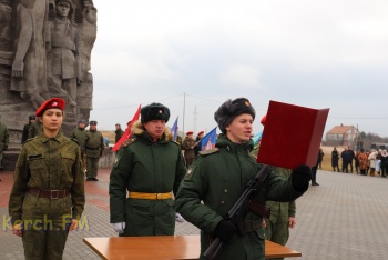 Новости » Общество: В Керчи приняли военную присягу 53 человека (видео)