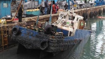 Новости » Общество: Затонувший в Керченском торговом порту буксир подняли со дна