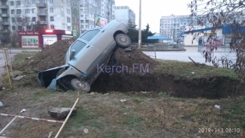 В Керчи в новогоднюю ночь  машина спикировала в коммунальную яму