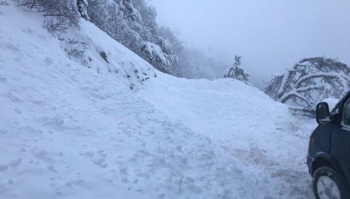 Спасатели расчистили от снега дорогу на горе Ай-Петри