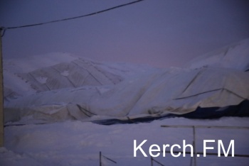 Новости » Криминал и ЧП: В Керчи из-за снега закрыли каток
