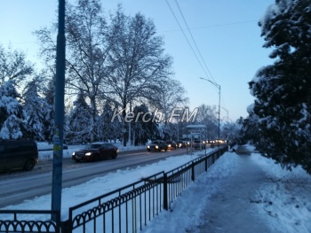 Власти Керчи четвертый день не замечают снег, - керчане