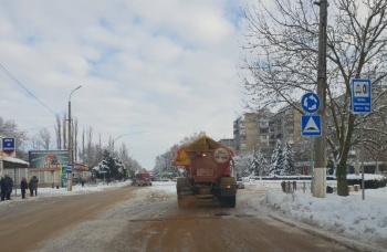 Оказывается, коммунальщики Керчи уже трое суток без перерыва чистят дороги