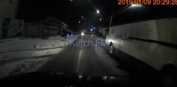 В Керчи на скользкой дороге междугородный автобус столкнулся с легковушкой