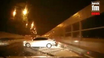 На автоподходах к Крымскому мосту столкнулись фура и иномарка (видео)
