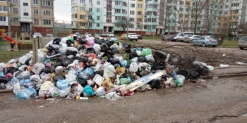 Ветер разносит мусор со свалки на детскую площадку в Керчи