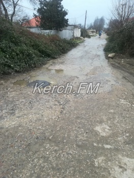 По дороге в Керчи течет канализация