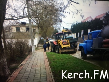 В Керчи на Крупской водоканал устраняет прорыв